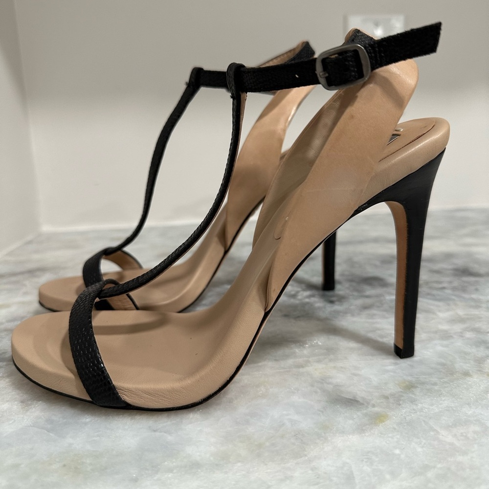 BCBGMAXAZRIA Ma-Danya Sandals Sahara/Black Size 8.5 Nude/Black T-Strap style NIB